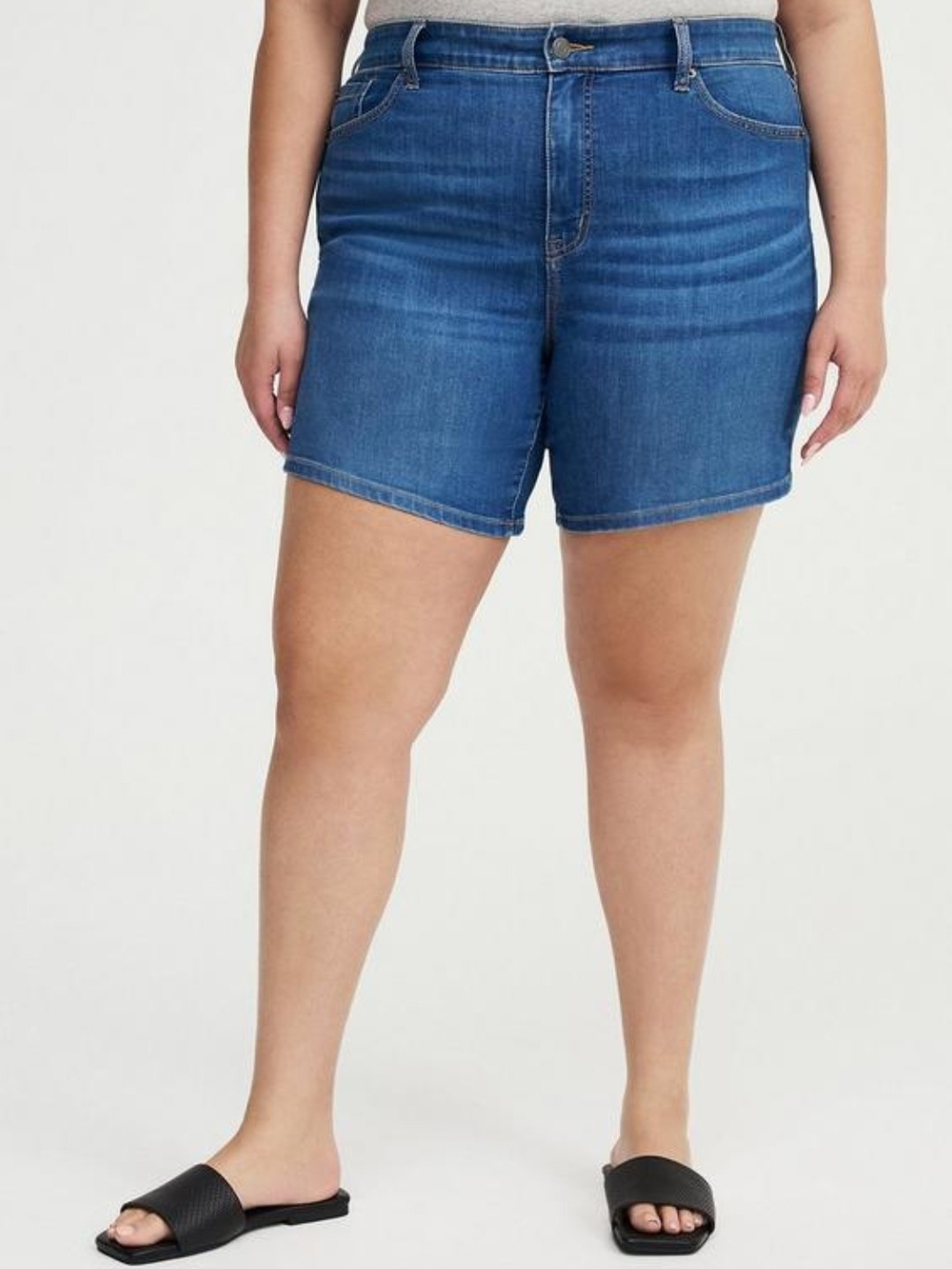 Plus-Size Mid Rise Blue Denim Shorts 7" Torrid size 18
